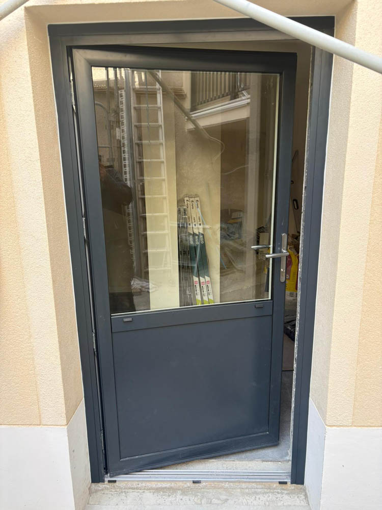 pose porte d'entrée en aluminium Solabaie - Bougival